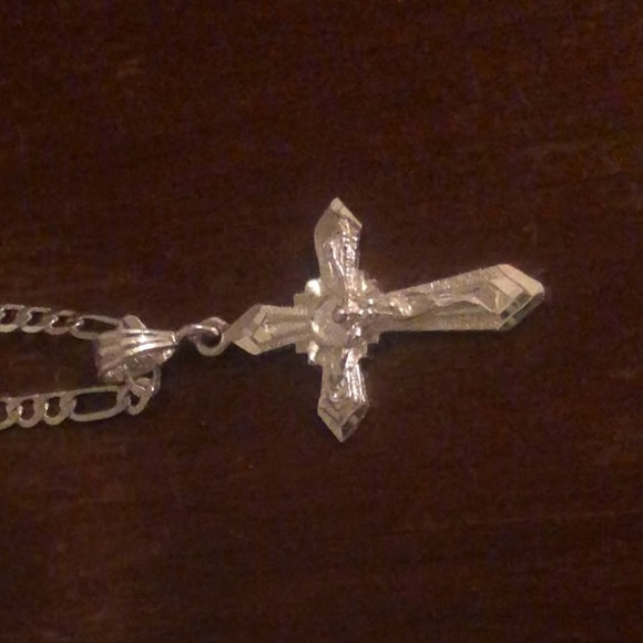925 Sterling Silver Diamond Cut Crucifix & Chain - Picture 8 of 8